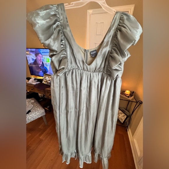 BRAND NEW! Shimmer dress with ruffle sleeves - Picture 4 of 7